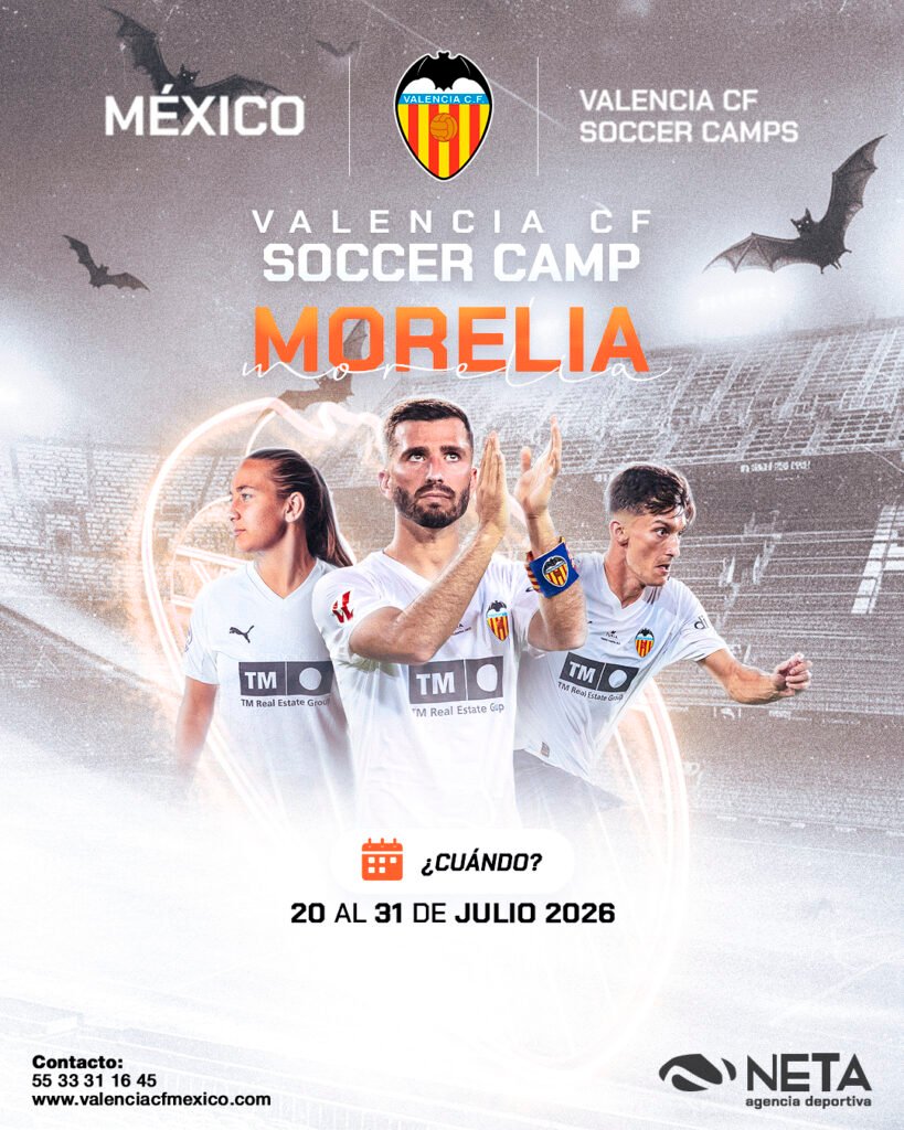 Póster promocional del Valencia CF Soccer Camp en Morelia, México. En el centro aparecen tres futbolistas (dos hombres y una mujer) con la equipación blanca del club. El fondo muestra un estadio difuminado con murciélagos volando y el escudo oficial del Valencia CF. El texto indica que el campamento se realizará del 20 al 31 de julio de 2026. Incluye datos de contacto: teléfono 55 33 31 16 45 y el sitio web valenciacfmexico.com.