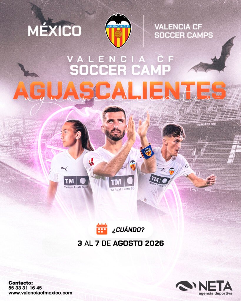 Póster promocional del Valencia CF Soccer Camp en Aguascalientes, México. En el centro aparecen tres futbolistas (dos hombres y una mujer) con la equipación blanca del club. El fondo muestra un estadio difuminado con murciélagos volando y el escudo oficial del Valencia CF. El texto indica que el campamento se realizará del 3 al 7 de agosto de 2026. Incluye datos de contacto: teléfono 55 33 31 16 45 y el sitio web valenciacfmexico.com.
