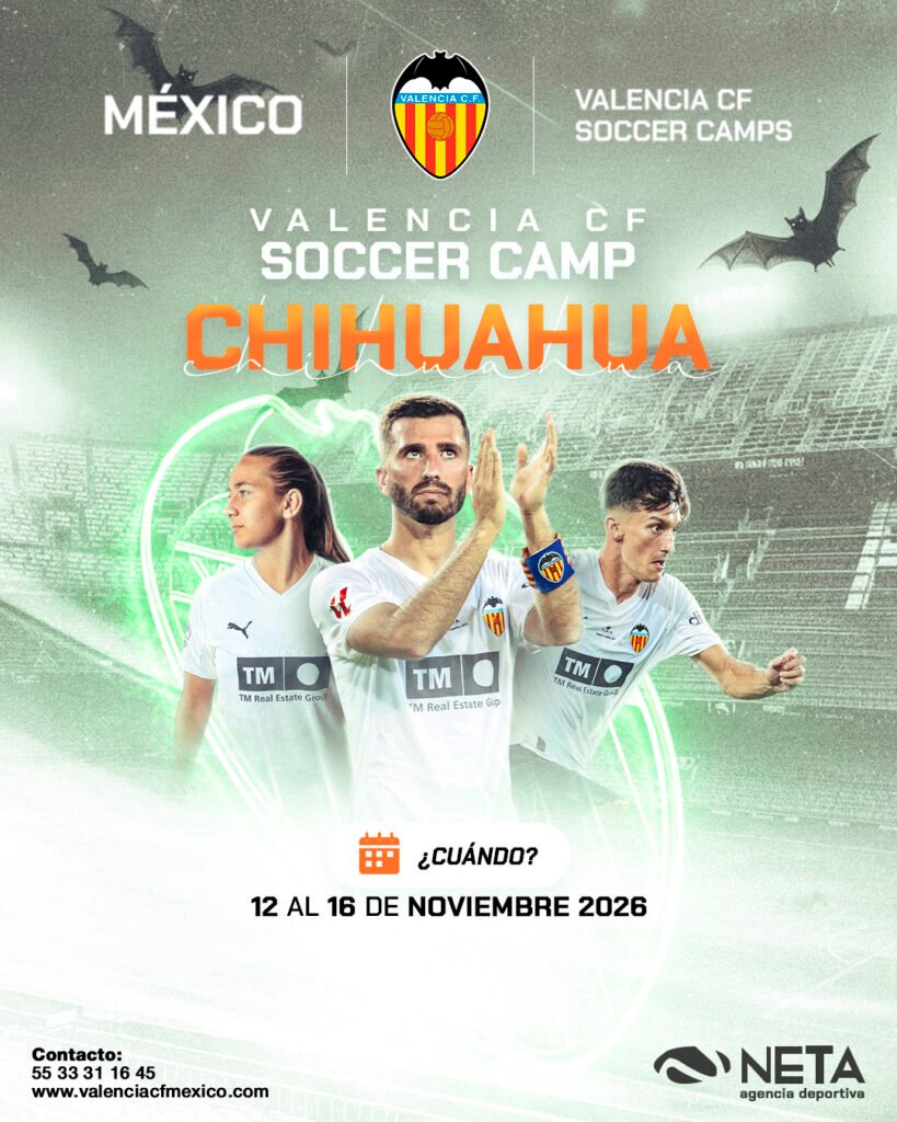 Póster promocional del Valencia CF Soccer Camp en Chihuahua, México. En el centro aparecen tres futbolistas (dos hombres y una mujer) con la equipación blanca del club. El fondo muestra un estadio difuminado con murciélagos volando y el escudo oficial del Valencia CF. El texto indica que el campamento se realizará del 12 al 16 de noviembre de 2026. Incluye datos de contacto: teléfono 55 33 31 16 45 y el sitio web valenciacfmexico.com.